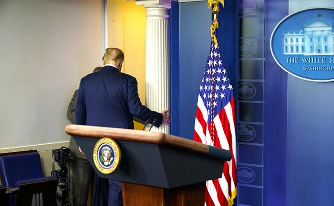 На фото (со спины): президент США Дональд Трамп.