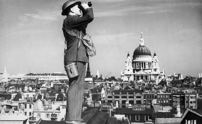 На фото: наблюдатель на крыше в Лондоне