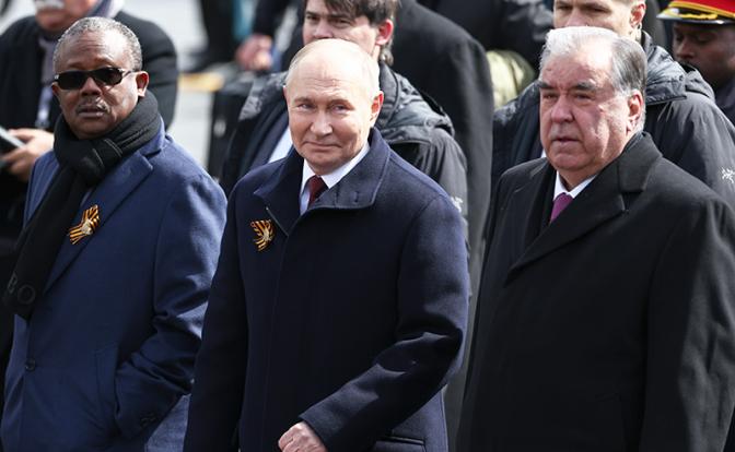 На фото: президент РФ Владимир Путин (в центре), президент Таджикистана Эмомали Рахмон (справа) и президент Республики Гвинея-Бисау Умару Сиссоку Эмбало (слева) во время парада.
