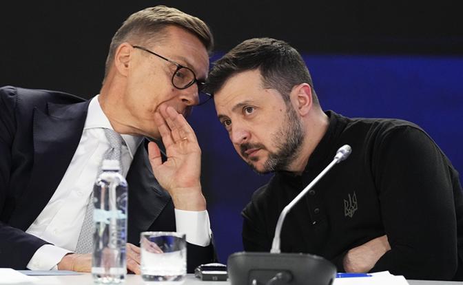 На фото: президент Финляндии Александр Стубб и президент Украины Владимир Зеленский (слева направо)