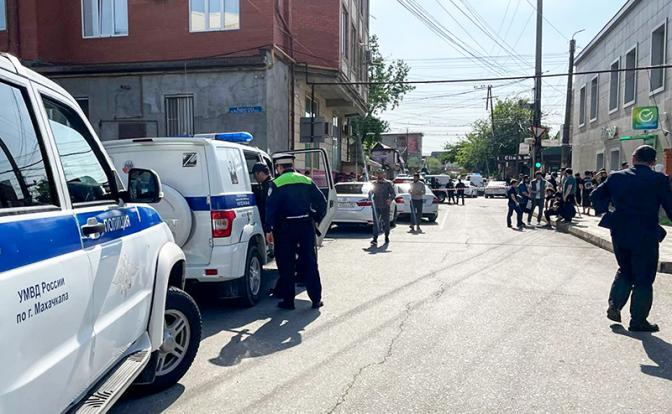 В Махачкале оцепили улицы после вооруженного нападения на сотрудников полиции