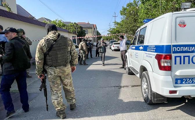 На фото: обстановка на месте нападения неизвестных на наряд полиции