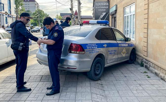 На фото: обстановка на месте нападения неизвестных на наряд полиции