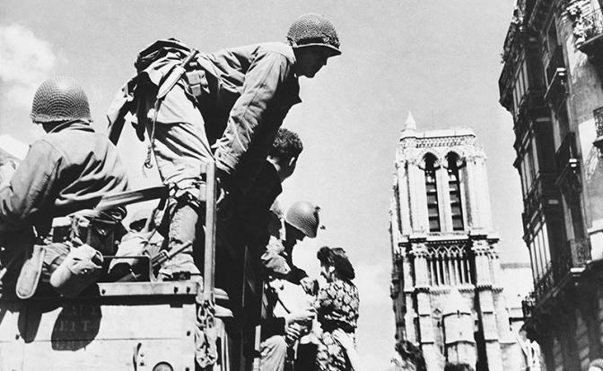 На фото: парижанки приветствуют американских солдат после освобождения Парижа союзными войсками, 28 августа 1944 год