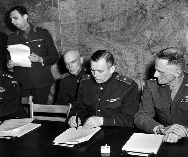 На фото: советский генерал Иван Суслопаров подписывает от имени Советского Союза акт о капитуляции Германии, Реймс, Франция, 7 мая 1945 года