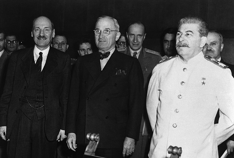 На фото: премьер-министр Великобритании Клемент Эттли (слева), президент США Гарри Трумэн и маршал Иосиф Сталин, июль 1945