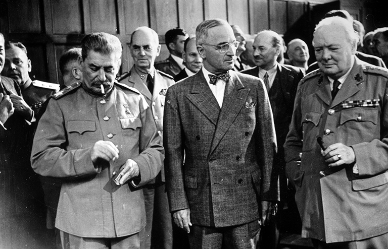 На фото слева направо: Иосиф В. Сталин (СССР), Гарри С. Трумэн (США) и Уинстон Черчилль (Великобритания), 1945 год.