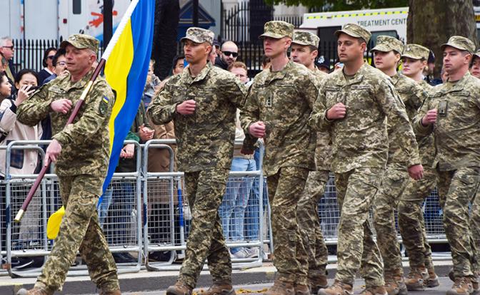 На фото: украинские военные на параде по случаю 80-летия Дня Победы в Лондоне