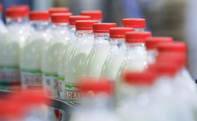 На фото: линия розлива на заводе "ЭКОВАКИНО" агрокомплекса "Вакинское Агро" в селе Вакино.