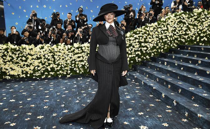 На фото: певица Рианна на балу Института костюма Met Gala 2025