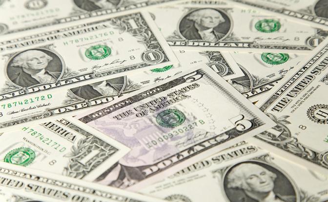 Аналитик объяснил, кому выгоден высокий курс доллара