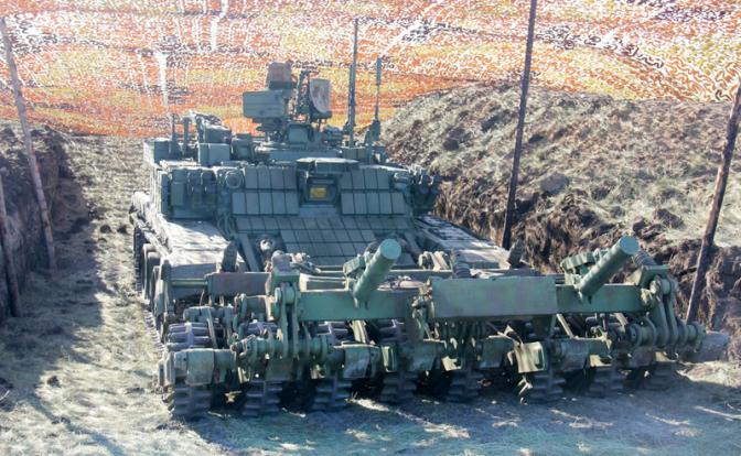 На фото: бронированная машина разминирования БМР-3МА. Предназначена для разведки, преодоления и разминирования минных полей, а также создания в них проходов.