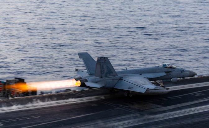 На фото: истребитель ВМС США F/A-18E Super Hornet взлетает с полетной палубы авианосца класса «Нимиц» USS Harry S. Truman в Красном море.