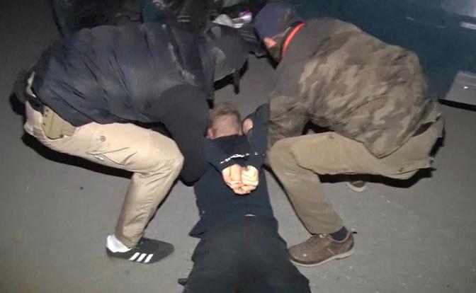 На фото: задержание подозреваемых в подготовке теракта