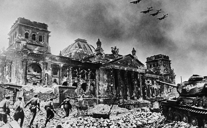 На фото: здание Рейхстага, разрушенное во время штурма города советскими войсками в ходе Второй мировой войны.