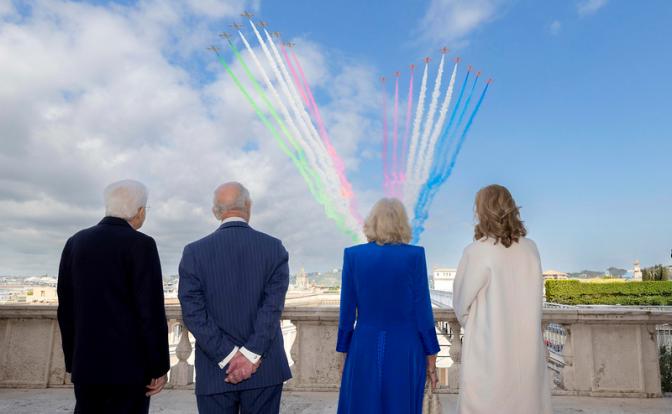 На фото: король Великобритании Карл III (2-й слева), королева Великобритании Камилла (2-я справа), президент Италии Серджо Маттарелла (слева) и его дочь Лаура Маттарелла (справа), на террасе президентского дворца Квиринал во время пролета Frecce Tricolori