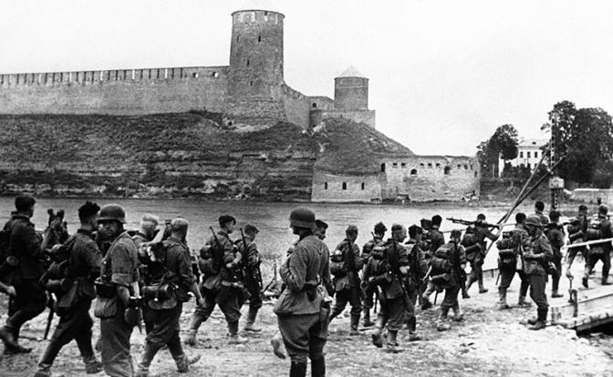 На фото: немецкие войска переходят по понтонному мосту через Пьялту во время оккупации Нарвы, эстонского города.