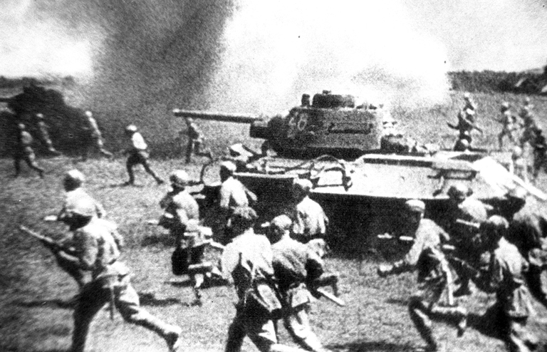 На фото: танк Т-34 участвовал в наступлении советских войск на "Огненной дуге" (июль-август 1943 года)