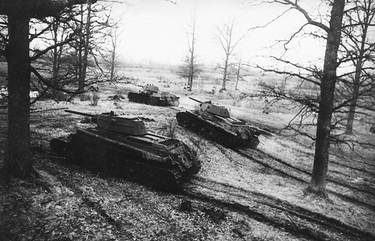 На фото: танки Т-34 во время атаки, 1944 год
