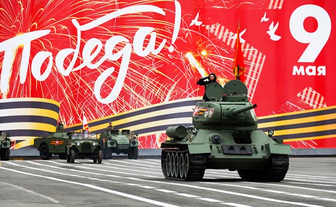 На фото: танк Т-34 во время генеральной репетиции парада