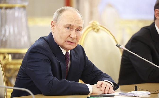 На фото: президент РФ Владимир Путин во время встречи с председателем КНР Си Цзиньпинем в Кремле.