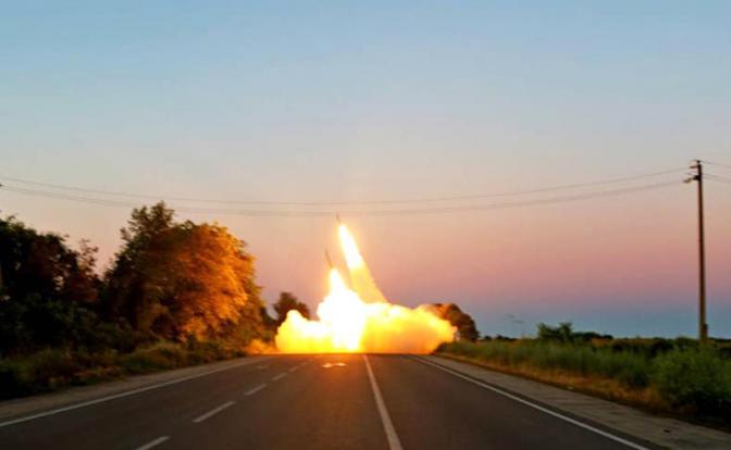 На фото: система залпового огня HIMARS