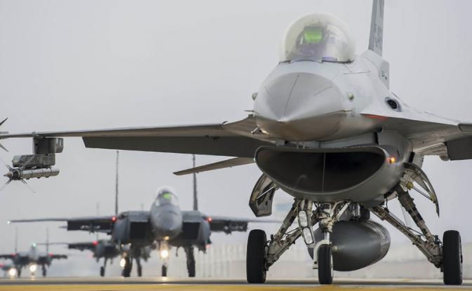 На фото: истребители F-16