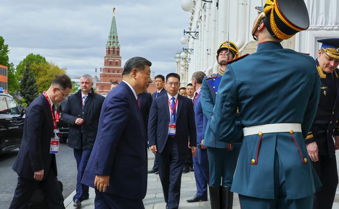 На фото: председатель КНР Си Цзиньпин прибыл на встречу с президентом России Владимиром Путиным в Кремле в Москве, Россия.