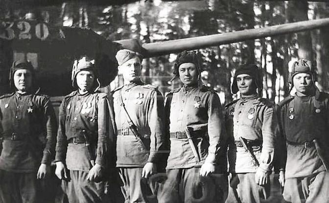 На фото: бойцы Уральского добровольческого танкового корпуса.