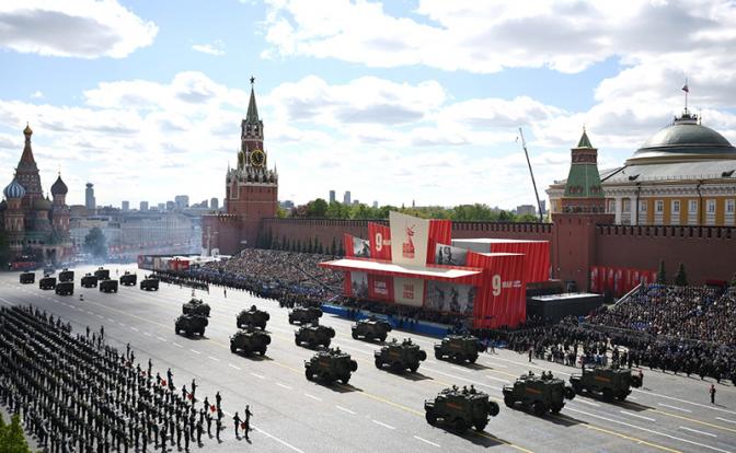 На фото: военный парад в ознаменование 80-й годовщины Победы в Великой Отечественной войне на Красной площади в Москве.