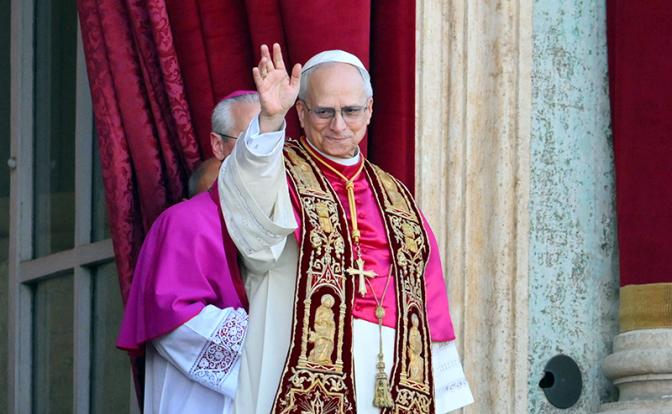 На фото: новоизбранный Папа Римский Лев XIV, кардинал Роберт Фрэнсис Прево из США, благословляет верующих с центральной лоджии собора Святого Петра, Ватикан.