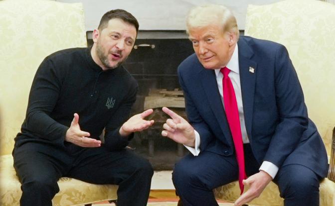На фото (слева направо): президент Украины Владимир Зеленский и президент США Дональд Трамп по время встречи в Белом Доме.