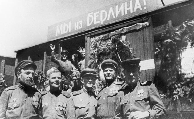 На фото: советские воины-победители у эшелона "Мы из Берлина!", 1945 год.