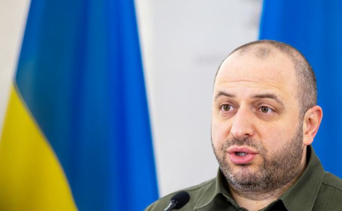 На фото: министр обороны Украины Рустем Умеров отрицает гибель конструктора БПЛА Гуменного.