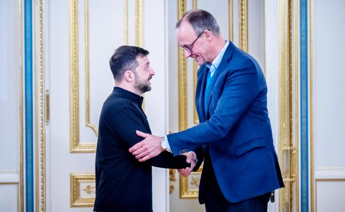 На фото (слева направо): президент Украины Владимир Зеленский и новый канцлер Германии Фридрих Мерц.