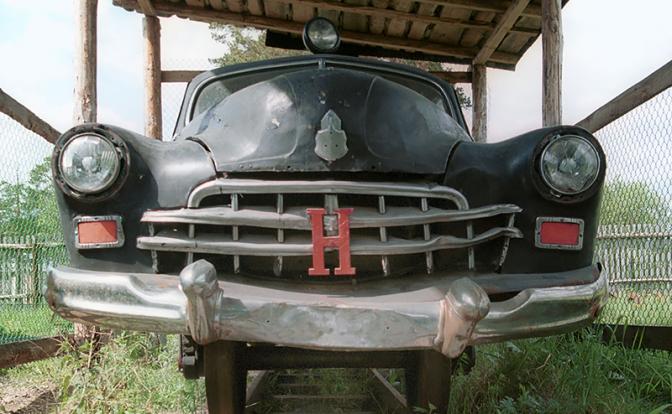 На фото: образец автомобиля ЗИМ (ГАЗ-12)