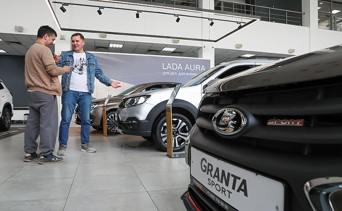 Русский парадокс: «АвтоВАЗ» вновь решил поднять цены, хотя склады забиты машинами из Тольятти