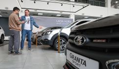 Русский парадокс: «АвтоВАЗ» вновь решил поднять цены, хотя склады забиты машинами из Тольятти