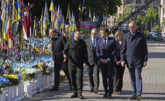 На фото: премьер-министр Польши Дональд Туск, президент Украины Владимир Зеленский, премьер-министр Великобритании Кир Стармер, президент Франции Эмманюэль Макрон, первая леди Украины Елена Зеленская, канцлер Германии Фридрих Мерц (слева направо)