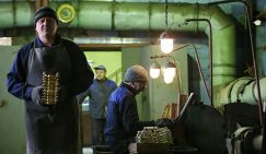 Тихий ропот в цехах и на стройках: "Зарплату режут, премии зажимают, всё нахапать не могут"