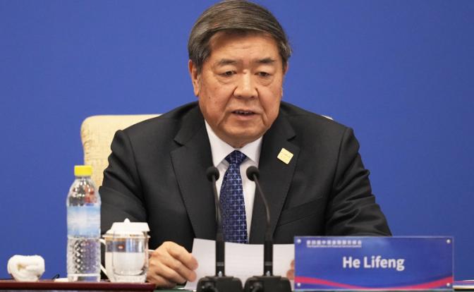 На фото: вице-премьер Госсовета КНР Хэ Лифэн