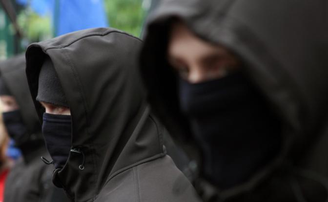 Подростки в балаклавах устроили массовую драку с фейерверками на детской площадке в Челябинске