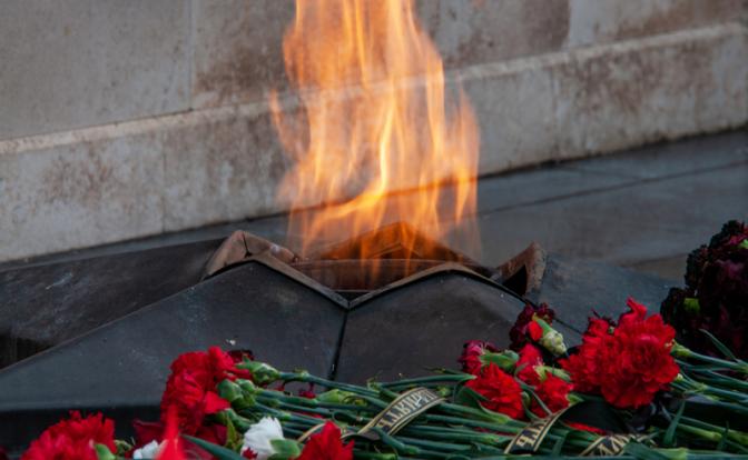 Глава Кирова извинился перед жителями за убранные у Вечного огня цветы