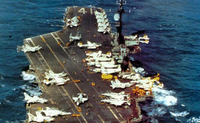 На фото: авианосец USS Midway (CV-41)