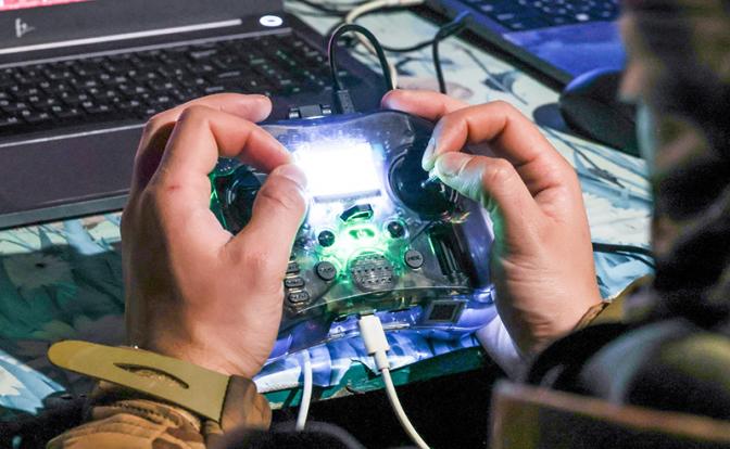 NYT: Иностранные геймеры сотнями едут в ВСУ для работы операторами дронов