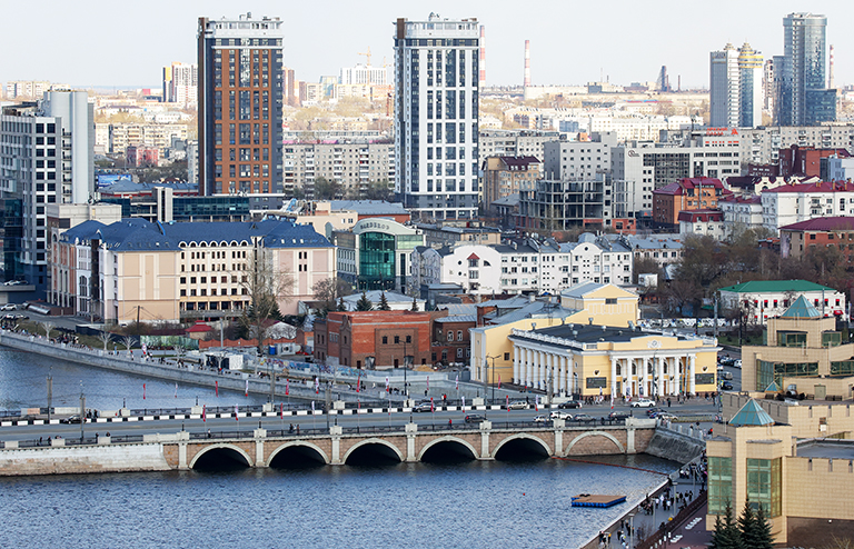На фото: Челябинск. Вид на реку Миасс и Университетскую набережную.
