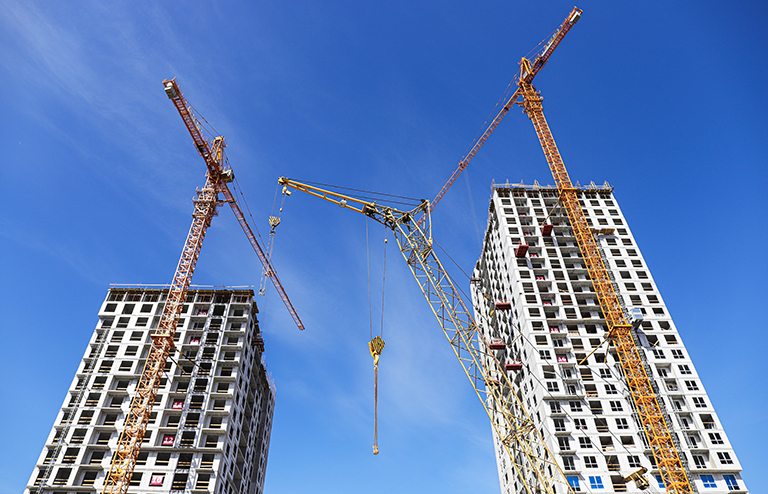  На фото: вид на строящиеся многоэтажные дома в одном из районов Екатеринбурга