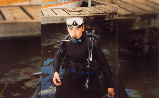 На фото: сотрудник «Альфы» Ю. Данилин на тренировке по подводному плаванию