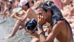 Что происходит? У курортных фотографов отберут мартышек, попугаи напряглись и прячутся