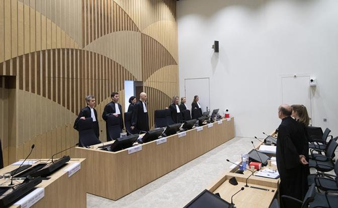 На фото: судебный процесс над подозреваемыми по делу о крушении рейса MH17 "Малайзийских авиалиний"